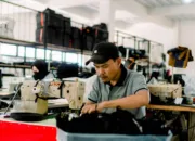 Bahan Katun vs. Polyester: Mana yang Lebih Baik untuk Seragam Anda?